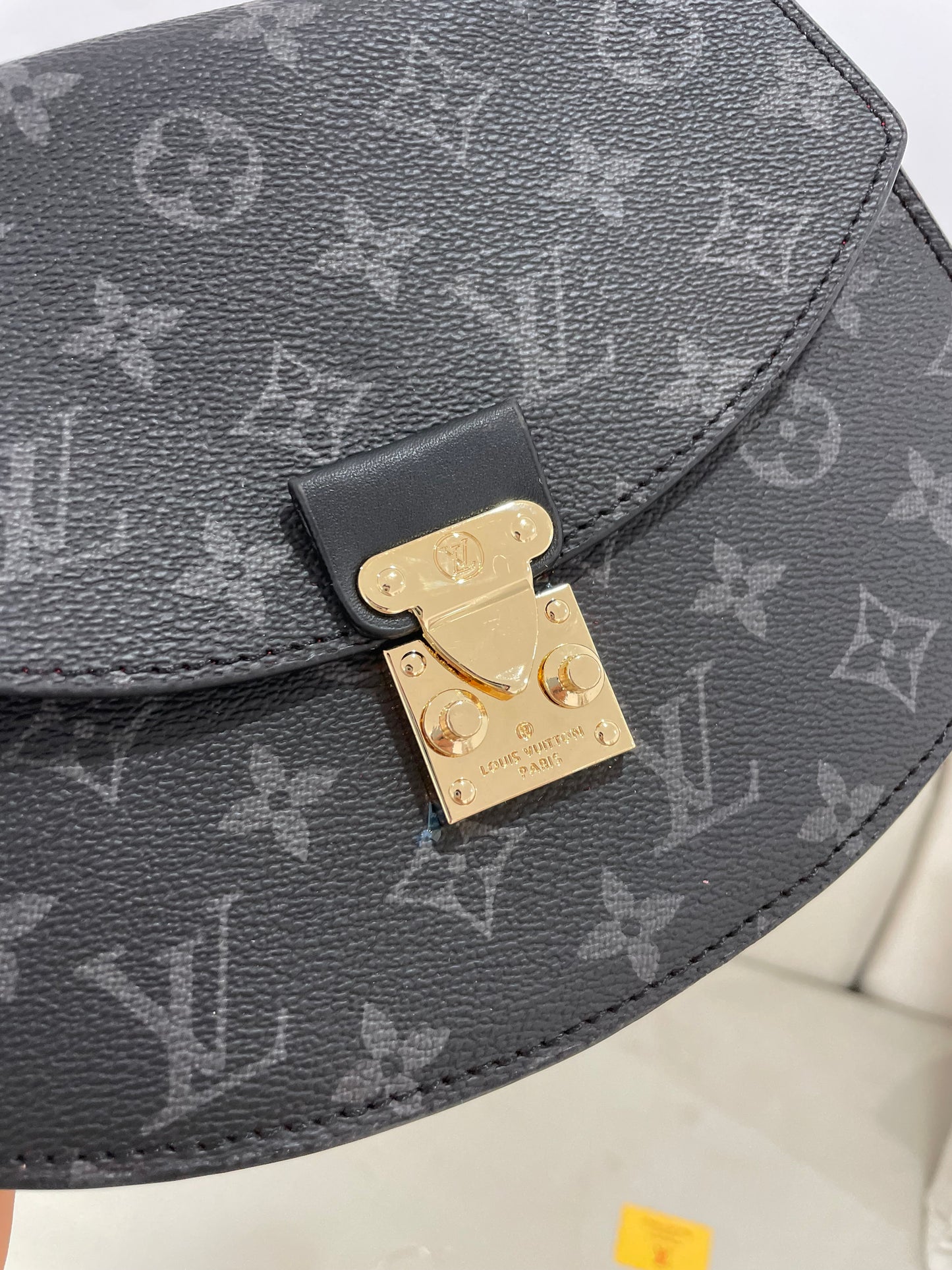 Louis Vuitton- Bolso pequeño Negro