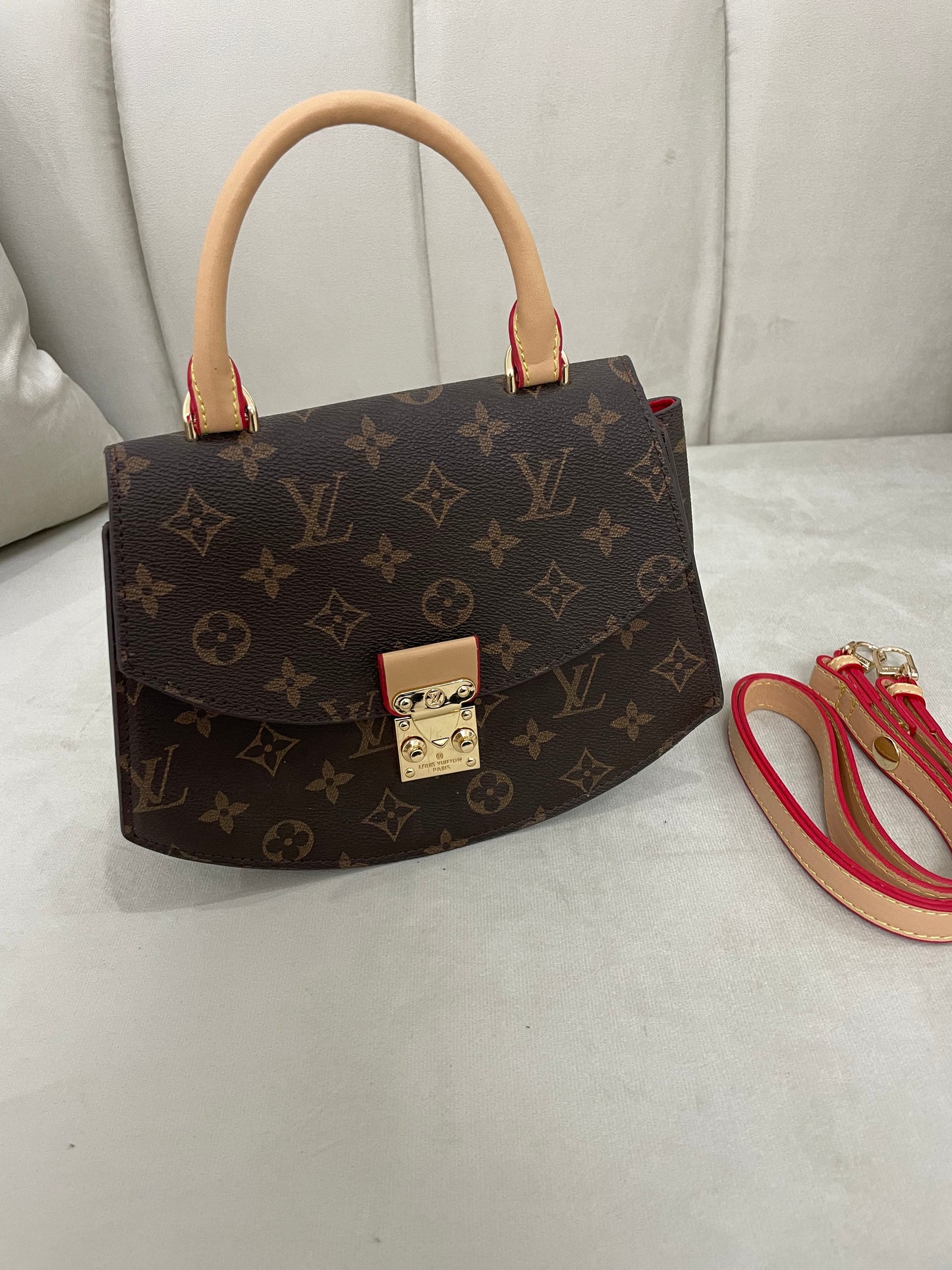 Louis Vuitton- Bolso pequeño Marrón