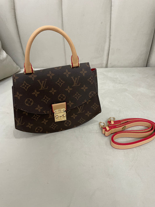 Louis Vuitton- Bolso pequeño Marrón