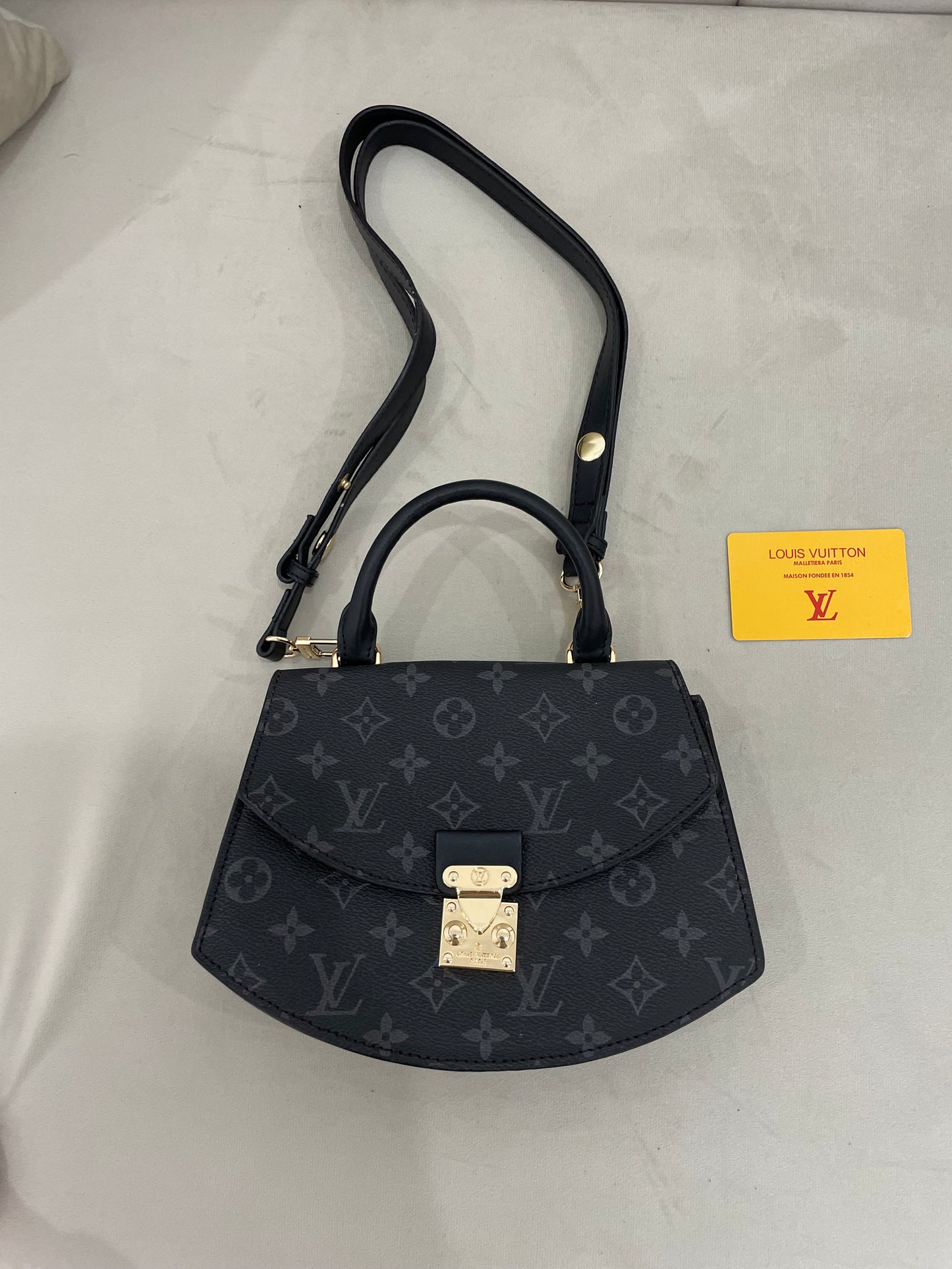 Louis Vuitton- Bolso pequeño Negro